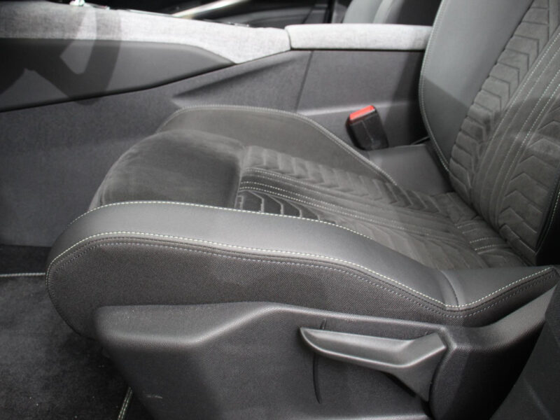 Peugeot E-3008